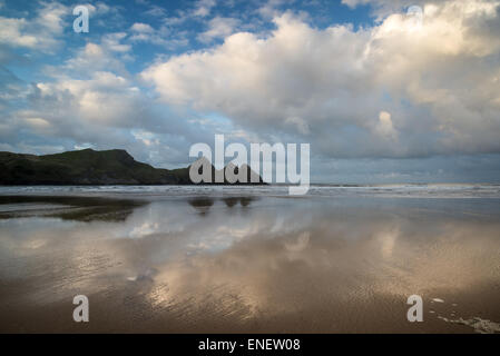 Schöne Landschaft Sommermorgen über gelbe Sandstrand Stockfoto