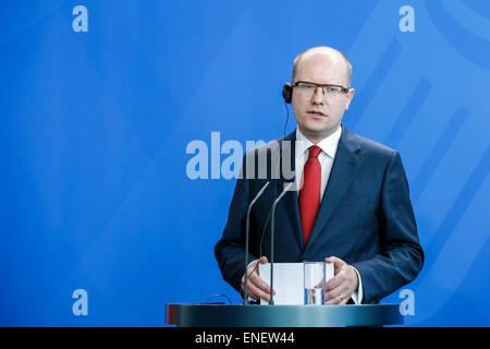 Berlin, Deutschland. 4. Mai 2015. Tschechiens Premier Sobotka und die deutsche Bundeskanzlerin Angela Merkel während einer gemeinsamen Pressekonferenz im Bundeskanzleramt in Berlin, Deutschland am Mai 04, 2015. / Bild: Bohuslav Sobotka, Ministerpräsident der Tschechischen Republik spricht beiseite Merkel während der gemeinsamen Pressekonferenz in Berlin. Bildnachweis: Reynaldo Chaib Paganelli/Alamy Live-Nachrichten Stockfoto