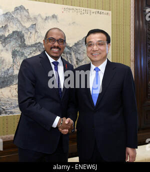 Peking, China. 4. Mai 2015. Chinese Premier Li Keqiang (R) trifft sich mit Michel Sidibé, Untergeneralsekretär der Vereinten Nationen (UNO) und executive Director von UNAIDS in Peking, Hauptstadt von China, 4. Mai 2015. © Rao Aimin/Xinhua/Alamy Live-Nachrichten Stockfoto