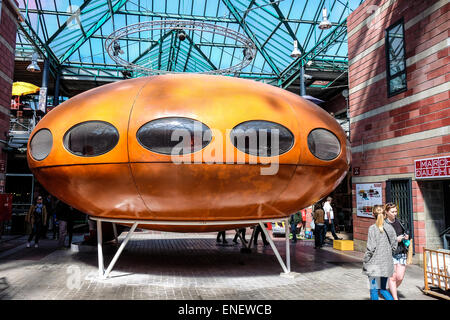 Frankreich die Futuro Haus des finnischen Architekten Matti Suuronen auf dem Flohmarkt von Clignacourt, Paris Stockfoto