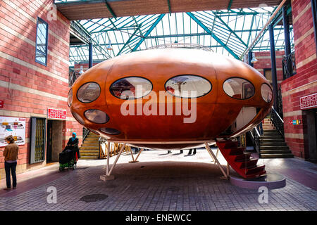 Frankreich die Futuro Haus des finnischen Architekten Matti Suuronen auf dem Flohmarkt von Clignacourt, Paris Stockfoto