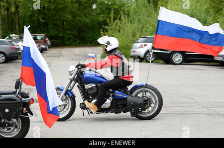 Dachau, Deutschland. 4. Mai 2015. Anhänger der russischen Biker Club "Night Wolves" tragen russische Fahnen auf ihren Motobikes wie sie fährt über die Besucher-Parkplatz an der KZ-Gedenkstätte Dachau in Dachau, Deutschland, 4. Mai 2015. Die Gruppe begann seine Tour 25 April in Moskau und will es in Berlin Sonntag, 10 Mai, am Ende der Tag des Sieges in Russland ist, der Tag jedes Jahr, es erinnert an die Kapitulation der Nazis zu sowjetischen, Truppen im zweiten Weltkrieg. Bildnachweis: Dpa picture Alliance/Alamy Live News Stockfoto