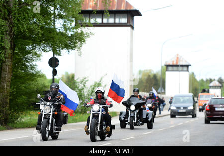 Dachau, Deutschland. 4. Mai 2015. Unterstützer der russischen Biker Club "Night Wolves" tragen russische Fahnen auf ihren Motobikes wie sie vorbeifahren, die Wachtürme der ehemaligen KZ-Gedenkstätte Dachau in Dachau, Deutschland, 4. Mai 2015. Die Gruppe begann seine Tour 25 April in Moskau und will es in Berlin Sonntag, 10 Mai, am Ende der Tag des Sieges in Russland ist, der Tag jedes Jahr, es erinnert an die Kapitulation der Nazis zu sowjetischen, Truppen im zweiten Weltkrieg. Bildnachweis: Dpa picture Alliance/Alamy Live News Stockfoto