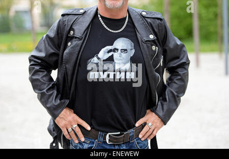 Dachau, Deutschland. 4. Mai 2015. Ein Anhänger der russischen Biker Club "Night Wolves" trägt ein T-shirt, ein Porträt des russischen Präsidenten Putin unter seiner Lederjacke zeigt, wie er vor dem Haupteingang an der KZ-Gedenkstätte Dachau in Dachau, Deutschland, 4. Mai 2015 steht. Die Gruppe begann seine Tour 25 April in Moskau und will es in Berlin Sonntag, 10 Mai, am Ende der Tag des Sieges in Russland ist, der Tag jedes Jahr, es erinnert an die Kapitulation der Nazis zu sowjetischen, Truppen im zweiten Weltkrieg. Bildnachweis: Dpa picture Alliance/Alamy Live News Stockfoto