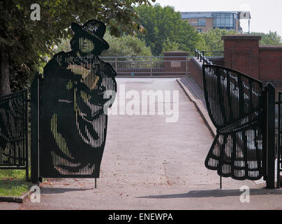 Oscar Wilde Metallarbeiten entlang Kastanie zu Fuß auf die Brücke über den Fluss Kennet Reading Berkshire England UK Stockfoto