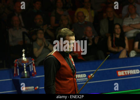 Sheffield, UK. 4. Mai 2015. Sheffield, UK. 4. Mai 2015. Shaun Murphy gegen Stuart Bingham in der Betfred World Snooker Championship Finale im Tiegel Credit: Michael Cullen/ZUMA Draht/Alamy Live News Stockfoto