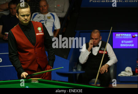 Sheffield, UK. 4. Mai 2015. Sheffield, UK. 4. Mai 2015. Shaun Murphy gegen Stuart Bingham in der Betfred World Snooker Championship Finale im Tiegel Credit: Michael Cullen/ZUMA Draht/Alamy Live News Stockfoto