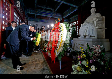 (150504)--Peking, 4. Mai 2015 (Xinhua)--chinesische Kuomintang (KMT) Vorsitzende Eric Chu (vorne) lohnt sich ein Besuch auf der Sun Yat-Sen Memorial Hall in Xiangshan oder duftende Hills, in Peking, Hauptstadt von China, 4. Mai 2015. (Xinhua/Shen Bohan) (mp) Stockfoto