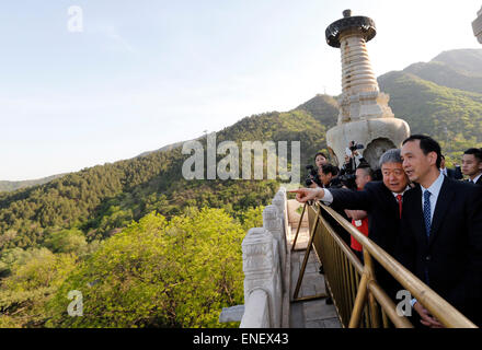 (150504)--Peking, 4. Mai 2015 (Xinhua)--chinesische Kuomintang (KMT) Vorsitzende Eric Chu (R, vorne) zahlt sich einen Besuch in der Sun Yat-Sen Memorial Hall in Xiangshan oder duftende Hills, in Peking, Hauptstadt von China, 4. Mai 2015. (Xinhua/Shen Bohan) (mp) Stockfoto