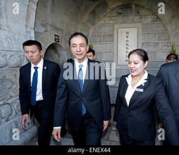 (150504)--Peking, 4. Mai 2015 (Xinhua)--chinesische Kuomintang (KMT) Vorsitzende Eric Chu (C, Front) zahlt sich einen Besuch in der Sun Yat-Sen Memorial Hall in Xiangshan oder duftende Hills, in Peking, Hauptstadt von China, 4. Mai 2015. (Xinhua/Shen Bohan) (mp) Stockfoto