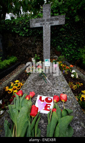 (150504) - Genf, 4. Mai 2015 (Xinhua)--Blumen am Grab der Schauspielerin Audrey Hepburn in Tolochenaz Dorf in der Schweiz, 4. Mai 2015 platziert sind. Audrey Hepburn, geboren in Brüssel, 4. Mai 1929, war anerkannt als Film und Mode-Ikone während der goldenen Ära Hollywoods, und auch durch das American Film Institute als einer der größten weiblichen Bildschirm Legenden in der Geschichte des amerikanischen Kinos angesehen. (Xinhua/Xu Jinquan) Stockfoto