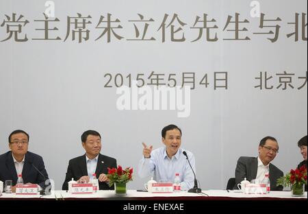 (150504)--Peking, 4. Mai 2015 (Xinhua)--chinesische Kuomintang (KMT) Vorsitzende Eric Chu (3. L) besucht eine Diskussion mit Schülern und Lehrern der Peking University (PKU) in Peking, Hauptstadt von China, 4. Mai 2015. (Xinhua/Wang Shen) (mp) Stockfoto