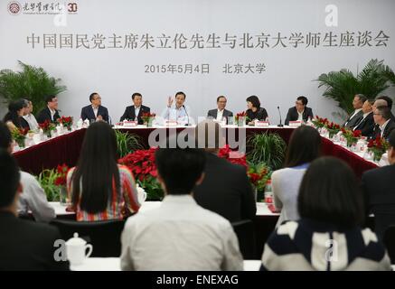 (150504)--Peking, 4. Mai 2015 (Xinhua)--chinesische Kuomintang (KMT) Vorsitzende Eric Chu (3. L, hinten) besucht eine Diskussion mit Schülern und Lehrern der Peking University (PKU) in Peking, Hauptstadt von China, 4. Mai 2015. (Xinhua/Wang Shen) (mp) Stockfoto