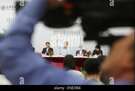 (150504)--Peking, 4. Mai 2015 (Xinhua)--chinesische Kuomintang (KMT) Vorsitzende Eric Chu (3. R, hinten) besucht eine Diskussion mit Schülern und Lehrern der Peking University (PKU) in Peking, Hauptstadt von China, 4. Mai 2015. (Xinhua/Wang Shen) (mp) Stockfoto