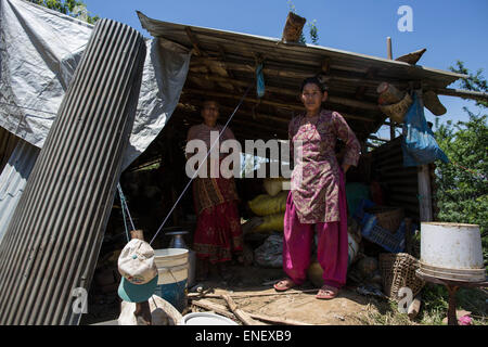 4. Mai 2015 - Lapoli Karki Dorf, Gemeinde N¡13, Nepal - hier ist das temporäre Haus der Grovinda Familie, sie haben, dort zu schlafen, nachdem ihr Haus eingestürzt. Niemand kam hier, da das Erdbeben geschah, es war jetzt mehr als 9 days.but keine Spur von jedem Rettungsteam, Polizei oder sogar Armee. In diesem kleinen Dorf von Lapoli Karki befindet sich in ca. 1 Stunde Fahrt von der Hauptstadt Kathmandu, .about 99 % von allen Häusern beschädigt, einige hatten völlig zusammengebrochen, ...von Tiere getötet, die Bauern und die Menschen zwingen, vor ihren Häusern schlafen, manche bauen temporäre Häuser ...mit w Stockfoto