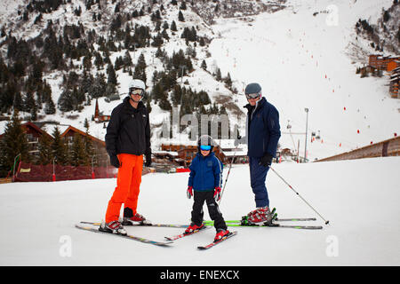 Großvater von Vater und Sohn im Skiurlaub Stockfoto