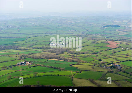 Blick über Ackerland von Mynydd Troed in Black Mountains Powys Mid-Wales Großbritannien Stockfoto