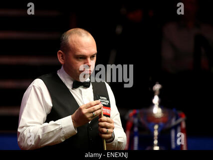 Sheffield, UK. 4. Mai 2015. Stuart Bingham von England reagiert während der dritten Sitzung des Finales mit Shaun Murphy bei der 2015 World Snooker Championship im Crucible Theatre in Sheffield, England, am 4. Mai 2015. Bildnachweis: Han Yan/Xinhua/Alamy Live-Nachrichten Stockfoto