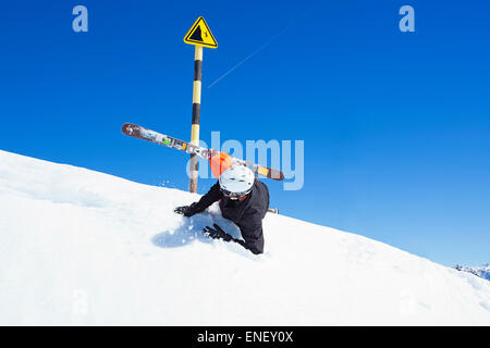 Mann fällt vor der Ski Gefahren melden Sie im Schnee Stockfoto
