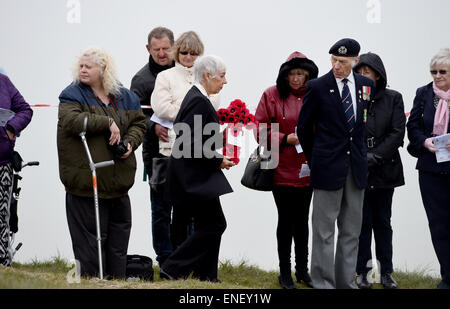 Beachy Head, Eastbourne, Sussex, UK. 4. Mai 2015. Kränze niedergelegt sind, bei der 3. jährlichen Bomber Command "Mission Accomplished" Trauerfeier hielt am Beachy Head heute der Dienst erinnert an die 55.573 Besatzungen in Bomber Geschwindigkeitskennlinie, die ihr Leben im zweiten Weltkrieg Kredit: Simon Dack/Alamy Live News Stockfoto