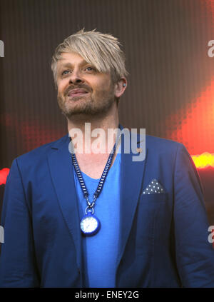 Bad Segeberg, Deutschland. 2. Mai 2015. Britischer Sänger Ross Antony führt während der Open-Air-Musikfestival "Kalkberg 2015" in Bad Segeberg, Deutschland, 2. Mai 2015. Foto: Holger Kasnitz/Dpa - NO-Draht-SERVICE-/ Dpa/Alamy Live News Stockfoto