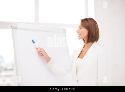 lächelnde Geschäftsfrau auf flipchart Stockfoto