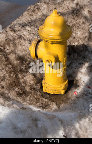 Hydranten in schmutzigen Schnee. Stockfoto