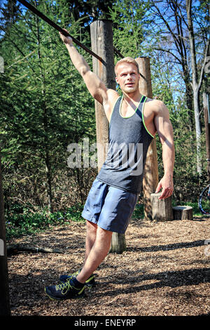 junger Mann beim Training auf ein Fitness-Parcours Stockfoto