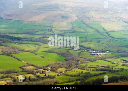 Blick über Ackerland von Mynydd Troed in Black Mountains Powys Mid-Wales Großbritannien Stockfoto