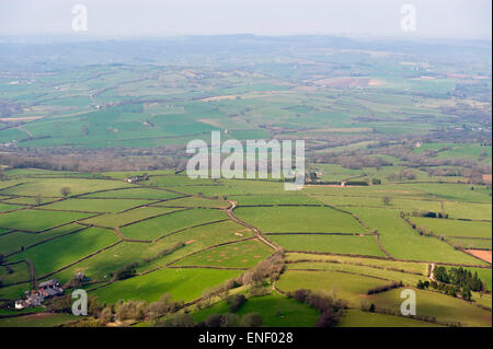 Blick über Ackerland von Mynydd Troed in Black Mountains Powys Mid-Wales Großbritannien Stockfoto