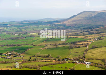 Blick über Ackerland von Mynydd Troed in Black Mountains Powys Mid-Wales Großbritannien Stockfoto