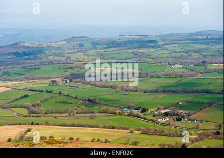 Blick über Ackerland von Mynydd Troed in Black Mountains Powys Mid-Wales Großbritannien Stockfoto