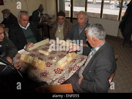 Türkische Männer in einem Café spielen Okey. Die Fliese basiert Spiel wird in der Regel von 4 Spielern gespielt und ist ähnlich wie Rummikub. Stockfoto