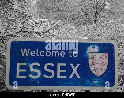 Willkommen Sie bei Essex Zeichen im Epping Forest im Winter mit Schnee auf der Waldbäume Stockfoto