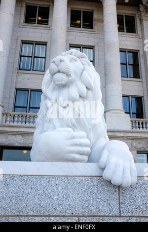 Löwe Skulptur vor Utah State Capitol building in Salt Lake City, Utah, USA Stockfoto