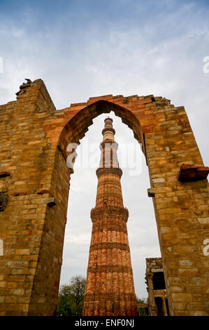 Torbogen umrahmen das berühmte Wahrzeichen der Qutub minar in Delhi. Dies ist vor dem Hintergrund der ein bewölkter Himmel gesetzt. Stockfoto