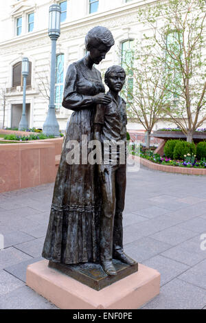 Skulptur von Mutter und Sohn am Hauptsitz der Kirche Jesu Christi der Heiligen der letzten Tage in Salt Lake City, Utah, USA Stockfoto