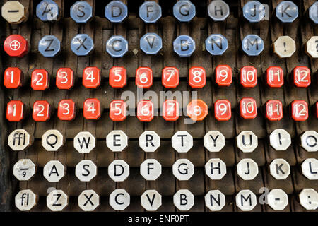 Monotype Tastatur Maschine an der Industrial Museum Bradford, Yorkshire, Großbritannien Stockfoto