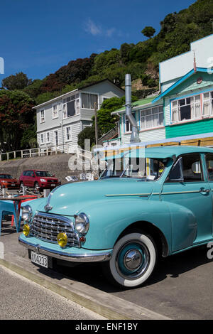 1952 Morris Oxford Auto geparkt im Scorch-o-Rama-Café in Scorching Bay, Wellington, Neuseeland. Stockfoto