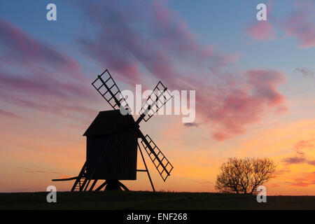 Traditionelle Windmühle am Resmo Silhouette gegen Sonnenuntergang auf der Insel Öland, Schweden Stockfoto