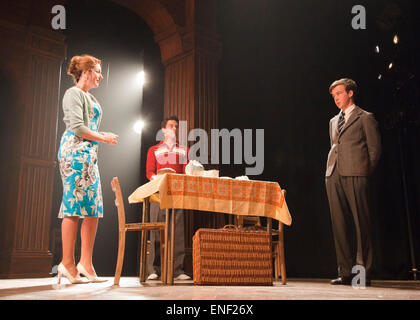 Anna Chancellor als Belinda Duffield, Jonathan Bailey als Jeremy Duffield und Alex Lawther als John Blakemore. Schauspieler Anna Chancellor und Nicholas Farrell Sterne in einer doppelten Rechnung - South Downs von David Hare, Regie: Jeremy Herrin und The Browning Version von Terence Rattigan, unter der Regie von Angus Jackson im Teatro Harold Pinter. Stockfoto