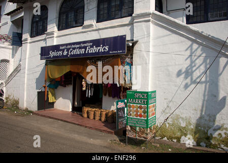 Ein kleines Geschäft, das Säcke mit Gewürzen in Fort Cochin in Kochi, Kerala, Indien verkauft Stockfoto