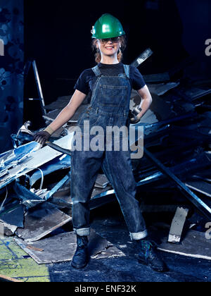 Porträt von eine lächelnde junge Frau Bauarbeiter am Abriss arbeiten Stockfoto