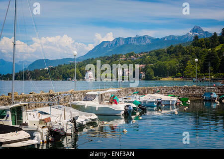 Evian-Les-Baines, Departement Haute-Savoie, Rhone-Alpes, Frankreich. Sportboote im Hafen am Genfer See (Lac Leman). Stockfoto