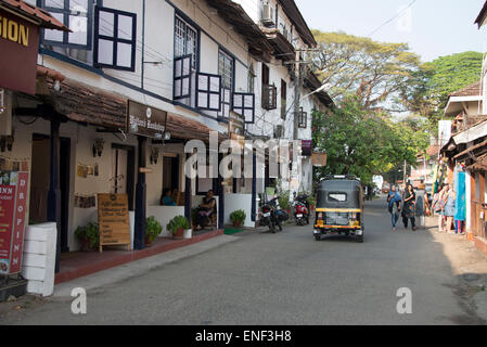 Eine der beliebtesten Touristenstraßen ist die Princess Street mit ihrer Mischung aus portugiesischen, niederländischen und britischen Gebäuden in Fort Cochi Stockfoto