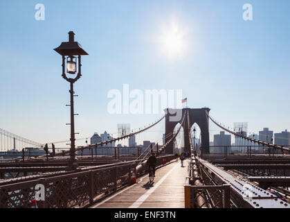 New York, New York State, Vereinigten Staaten von Amerika.  Blick nach Osten über Brooklyn Bridge in Richtung Brooklyn. Stockfoto
