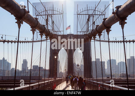 New York, New York State, Vereinigten Staaten von Amerika.  Menschen zu Fuß über die Brooklyn Bridge in Richtung Brooklyn. Stockfoto