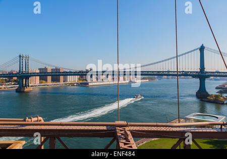 New York, New York State, Vereinigten Staaten von Amerika.  Manhattan Bridge über den East River von der Brooklyn Bridge gesehen. Stockfoto