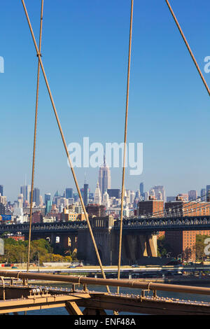 New York, New York State, Vereinigten Staaten von Amerika.  Blick von der Brooklyn Bridge Manhattan Brücke. Stockfoto