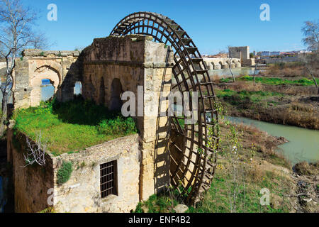 Cordoba, Provinz Córdoba, Spanien. Molino y Noria De La Albolafia.  Wasserrad und Mühle von Albolafia an den Ufern der Guadalqu Stockfoto